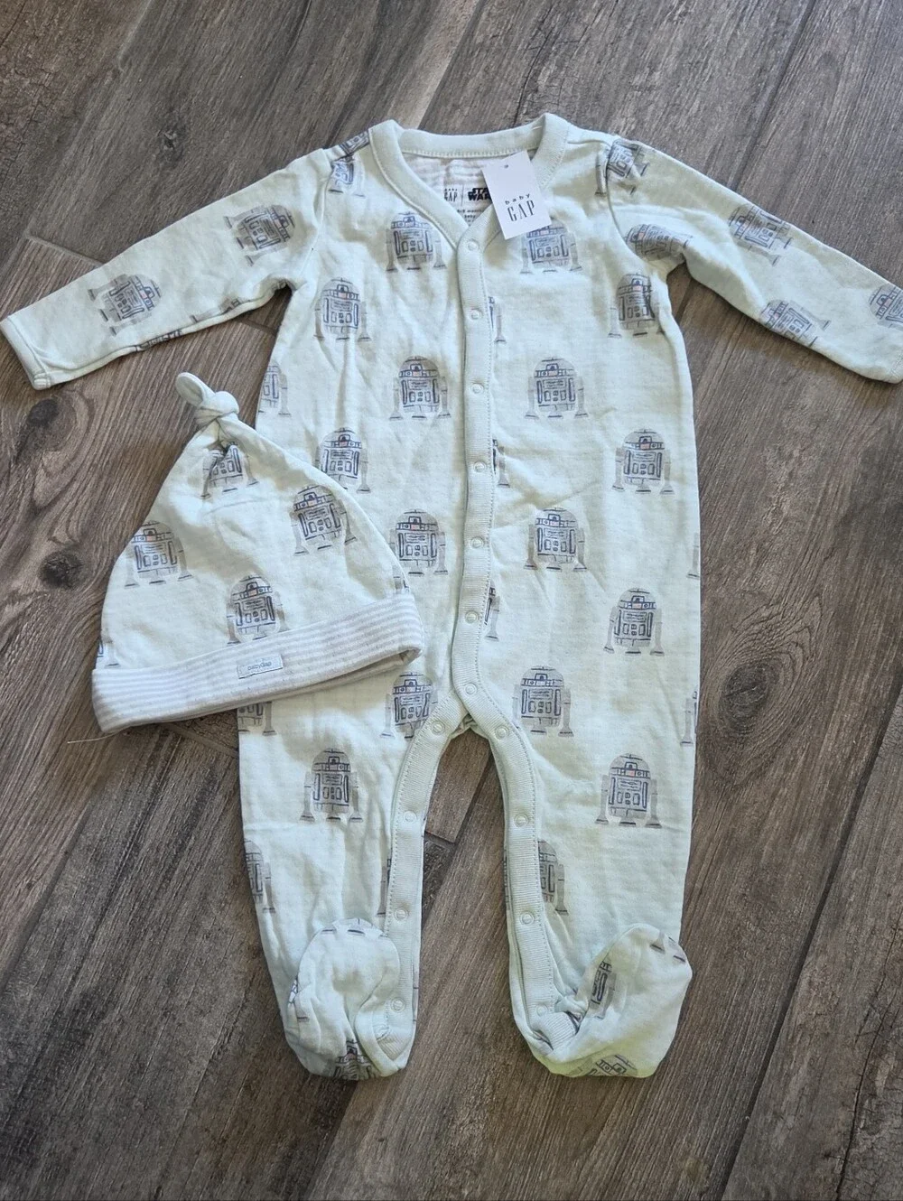 GAP Baby NWT 6-9 Months Striped Star Wars R2D2 Footie Romper and Hat